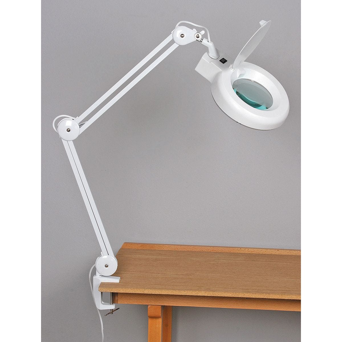 Lámpara de aumento fluorescente con brazo extensible y lente de 1.75X | 60643